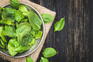 spinach vs romaine lettuce - which is healthier?